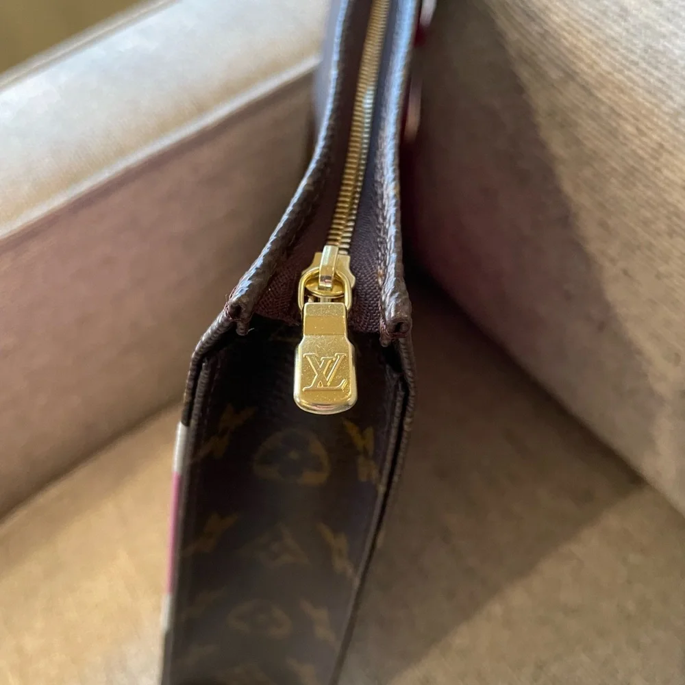 ❌❌SOLD❌❌LOUIS VUITTON❤️GAME ON TOILETRY POUCH 26❤️ - Picture 9 of 12